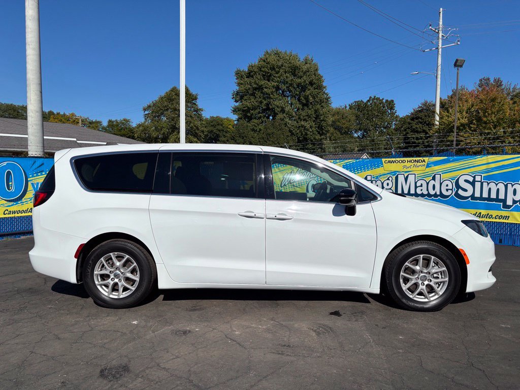 Used 2024 Chrysler Voyager LX FWD image 2