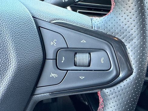 Used 2024 Chevrolet Trax RS w/ Sunroof Package FWD image 31