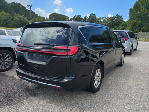Used 2024 Chrysler Pacifica Touring-L FWD image 5