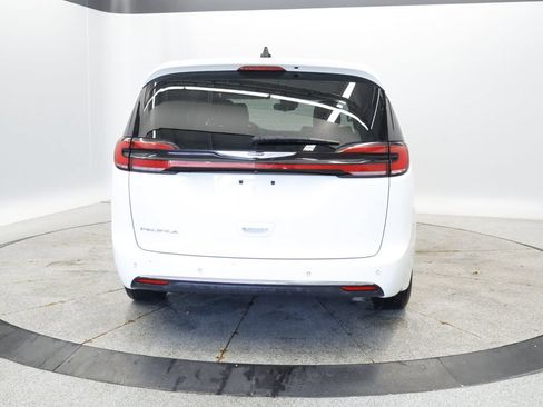 Certified 2023 Chrysler Pacifica Touring-L FWD image 4