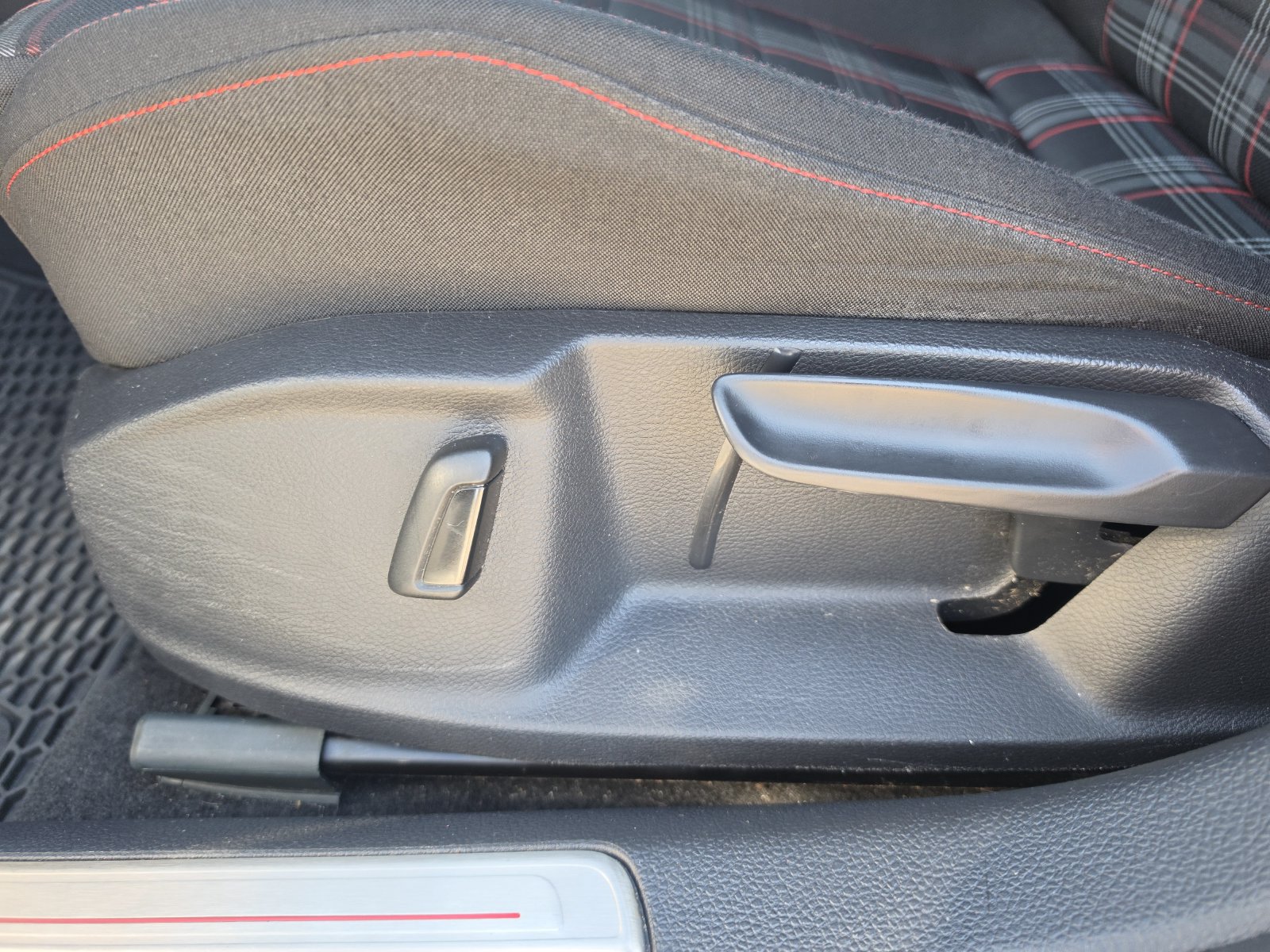 Used 2018 Volkswagen GTI SE FWD image 11