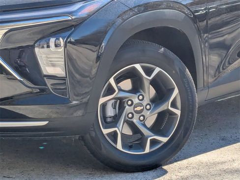 Used 2025 Chevrolet Trax LT w/ LT Convenience Package image 32