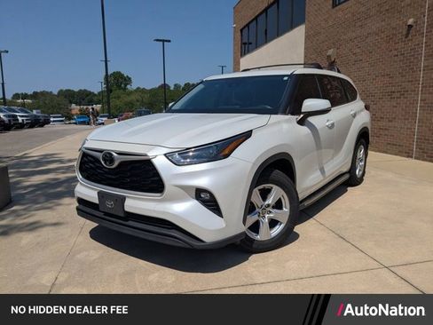 Used 2022 Toyota Highlander LE FWD image 1