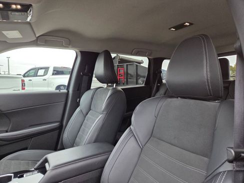 Used 2025 Mitsubishi Outlander SE image 21