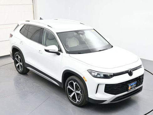 Used 2025 Volkswagen Tiguan SE AWD/4WD image 35