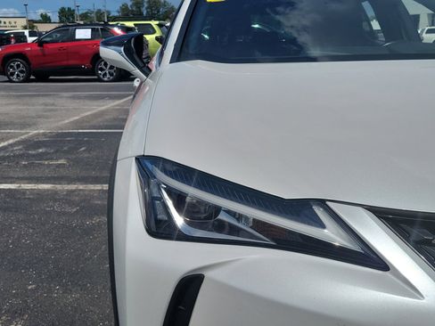 Used 2022 Lexus UX 200 w/ Accessory Package (Z1) FWD image 7