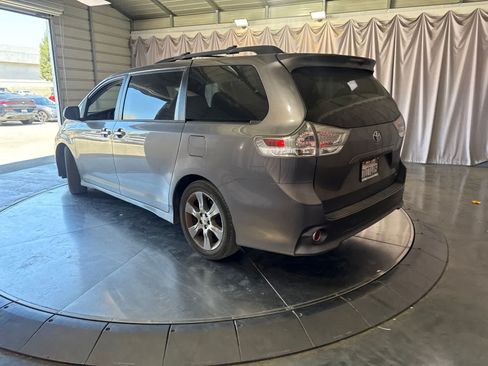 Used 2016 Toyota Sienna SE Premium FWD image 4