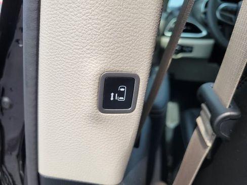 Used 2024 Chrysler Pacifica Limited FWD image 36