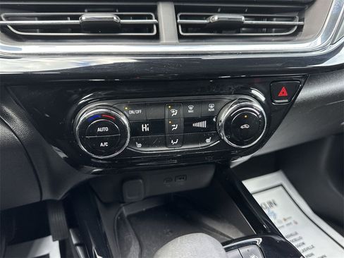 Used 2025 Chevrolet Trax RS w/ Sunroof Package image 18