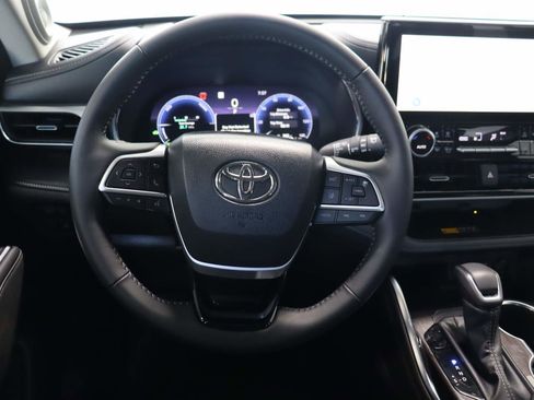 Used 2025 Toyota Highlander Platinum image 9