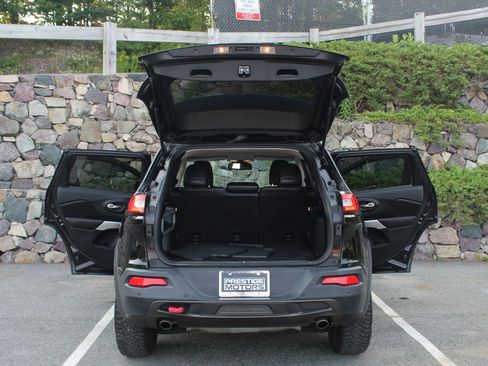 Used 2018 Jeep Cherokee Trailhawk image 10