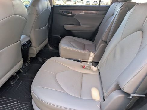 Used 2023 Toyota Highlander Limited AWD/4WD image 26
