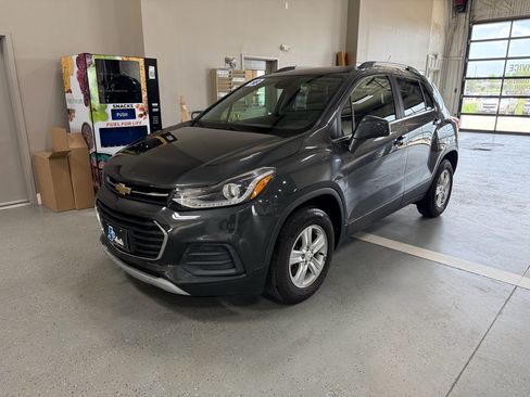 Used 2018 Chevrolet Trax LT w/ LT Convenience Package AWD/4WD image 2