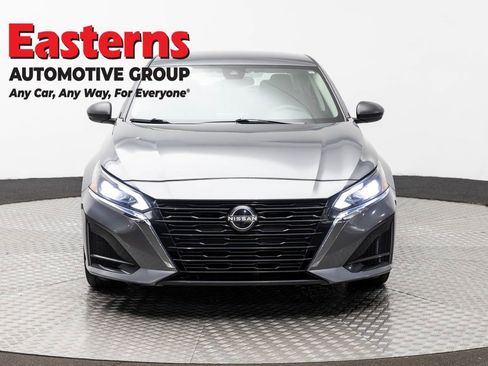 Used 2024 Nissan Altima 2.5 SV FWD image 2