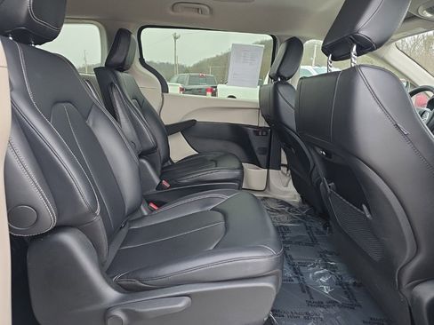 Used 2024 Chrysler Pacifica Select image 17