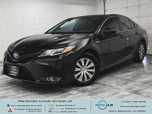 Used 2020 Toyota Camry LE FWD image 1