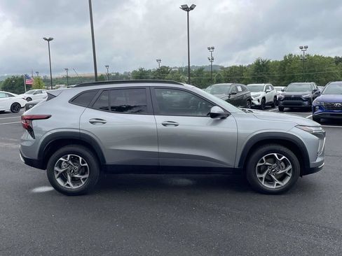 Used 2024 Chevrolet Trax LT w/ Driver Confidence Package FWD image 2