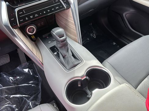 Used 2023 Toyota Venza Limited image 33