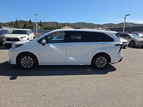 Used 2026 Toyota Sienna LE FWD image 3