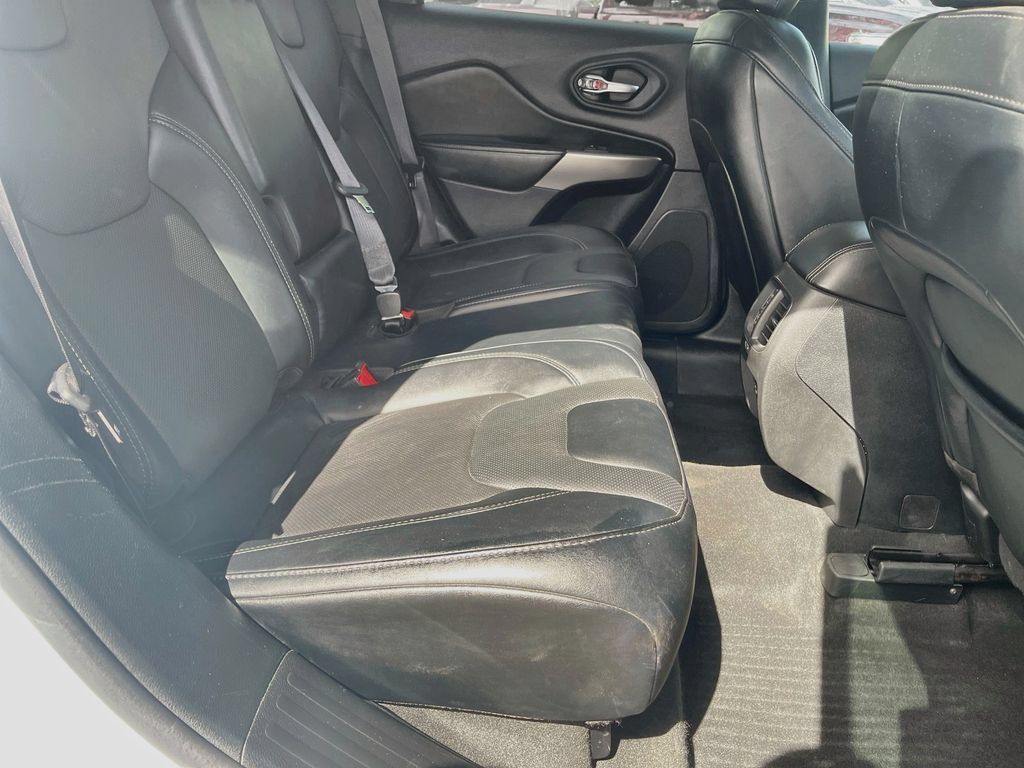 Used 2022 Jeep Cherokee Latitude Lux w/ Sun & Sound Group AWD/4WD image 27