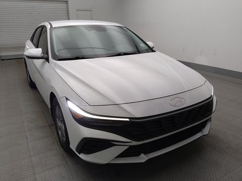 Used 2025 Hyundai Elantra SE FWD image 14