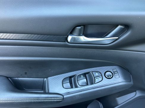 Used 2024 Nissan Altima 2.5 SV image 11