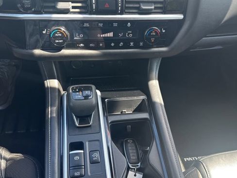 Used 2025 Nissan Pathfinder SL AWD/4WD image 20