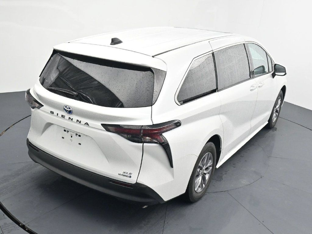 Used 2024 Toyota Sienna XLE FWD image 15