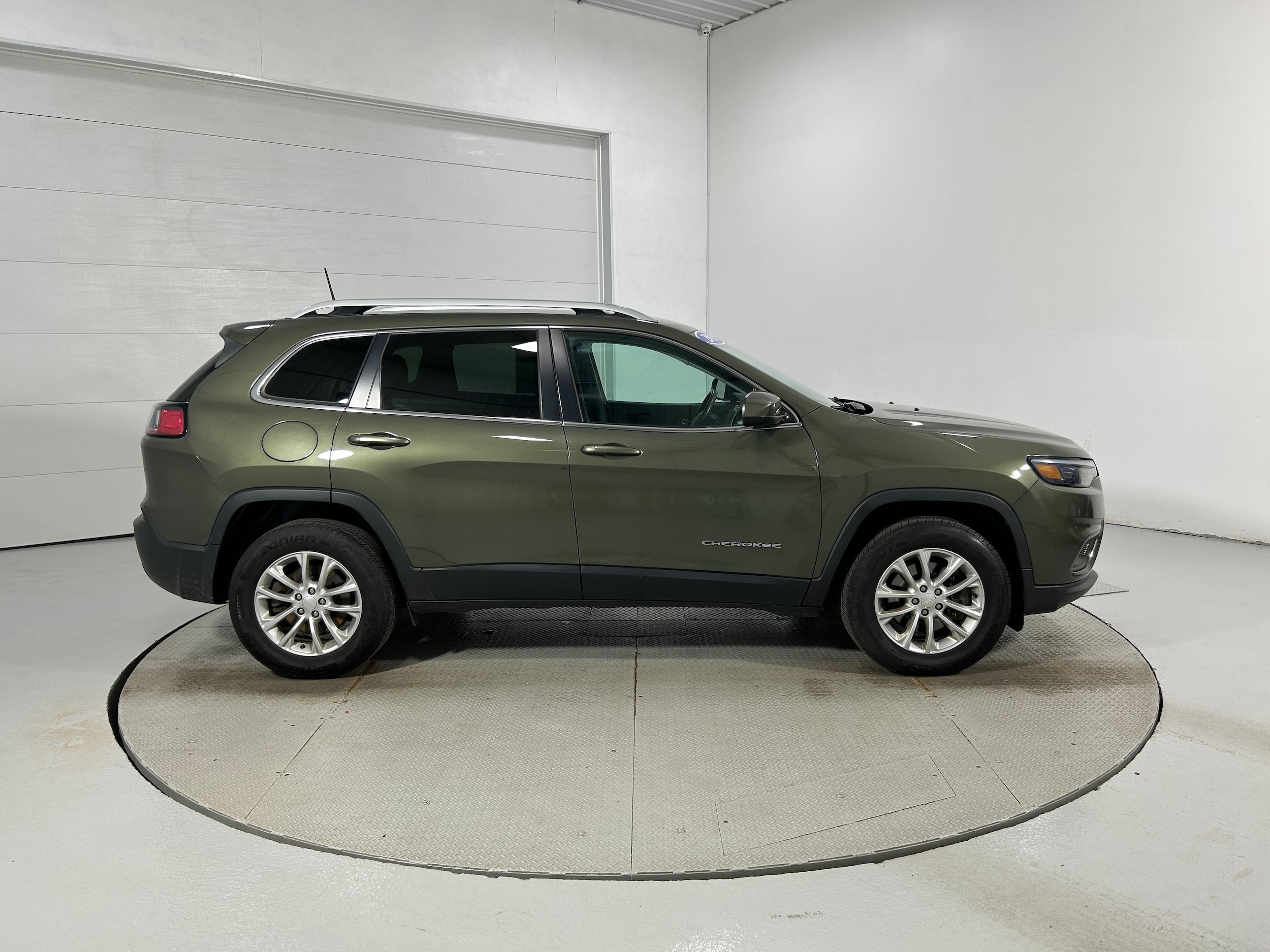 Used 2019 Jeep Cherokee Latitude w/ Cold Weather Group AWD/4WD image 35