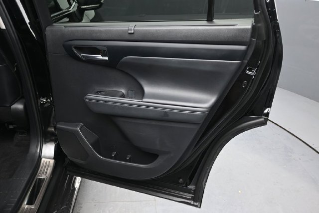 Used 2025 Toyota Highlander XLE AWD/4WD image 20