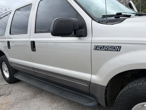 Used 2005 Ford Excursion XLT image 40
