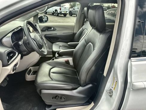 Used 2024 Chrysler Pacifica Touring-L FWD image 11