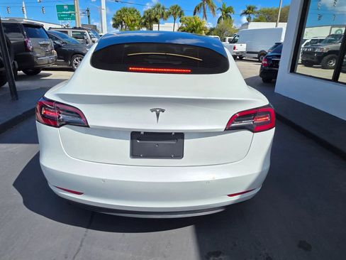 Used 2022 Tesla Model 3 Standard Range image 8