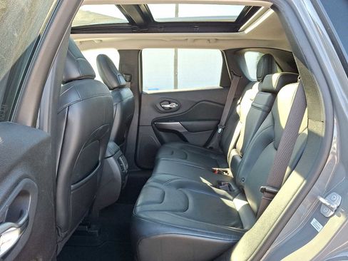 Used 2019 Jeep Cherokee Limited image 10