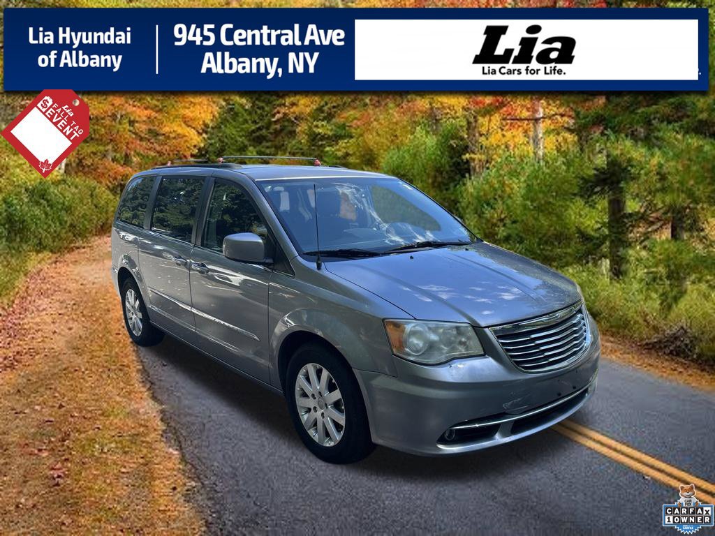 Used 2013 Chrysler Town & Country Touring FWD image 1
