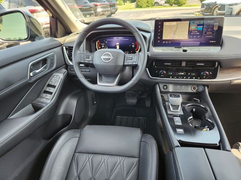 Used 2025 Nissan Rogue Platinum FWD image 13