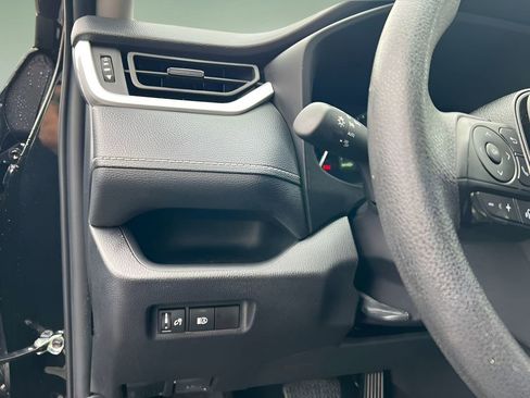 Used 2025 Toyota RAV4 XLE AWD/4WD image 15