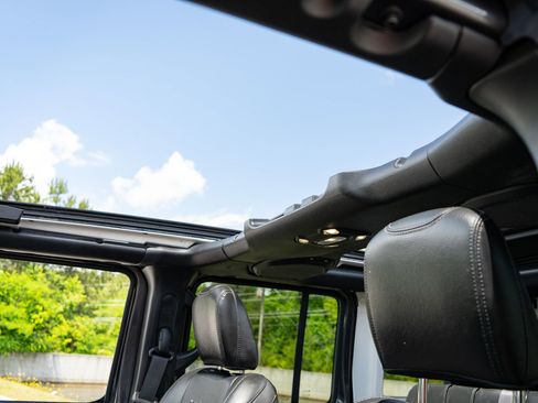 Used 2022 Jeep Wrangler Unlimited Sahara w/ Cold Weather Group AWD/4WD image 16