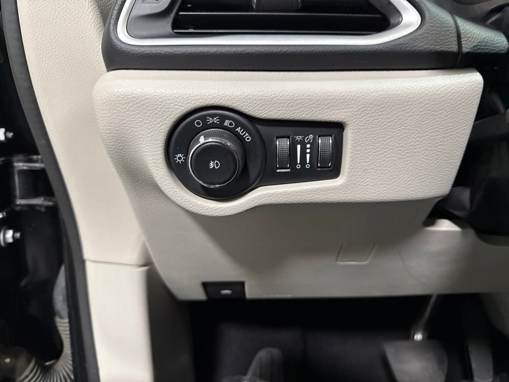 Used 2023 Chrysler Pacifica Touring-L FWD image 25