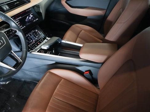 Used 2024 Audi Q8 e-tron Premium Plus image 23