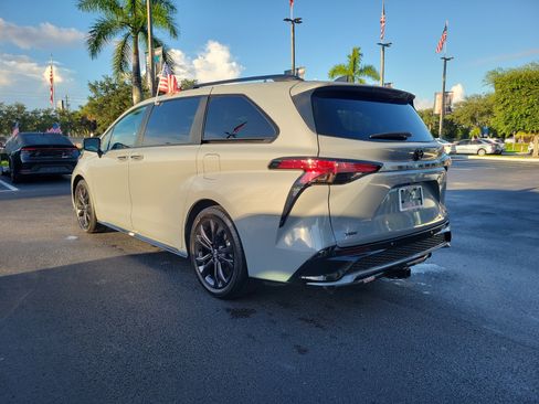 Used 2026 Toyota Sienna XSE FWD image 9
