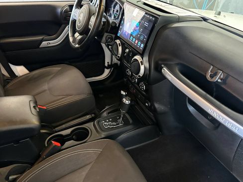 Used 2017 Jeep Wrangler Unlimited Sahara w/ Connectivity Group AWD/4WD image 17