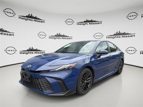Used 2025 Toyota Camry SE FWD image 1