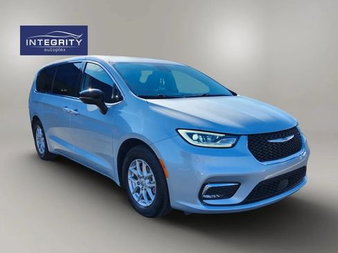 Used 2024 Chrysler Pacifica Touring-L FWD image 7