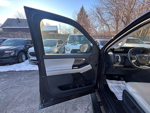 Used 2025 Ford Expedition Platinum image 13