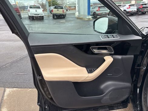 Used 2019 Jaguar F-PACE Premium image 15