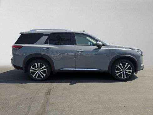 Used 2025 Nissan Pathfinder Platinum AWD/4WD image 2