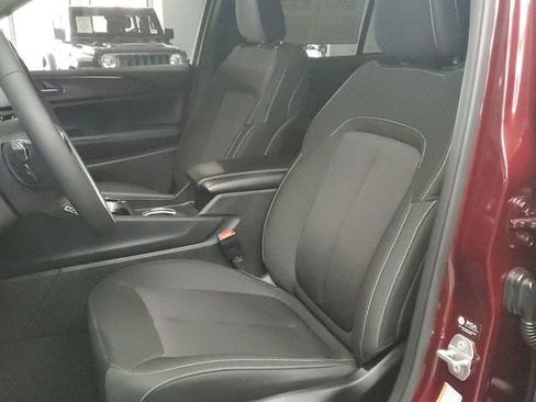 Used 2025 Jeep Grand Cherokee Laredo w/ MOPAR Finishing Package image 18