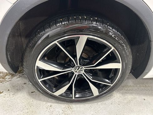 Used 2022 Volkswagen Tiguan SEL R-Line image 25