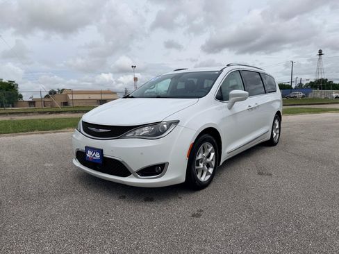 Used 2020 Chrysler Pacifica Touring-L w/ Tire & Wheel Group FWD image 7
